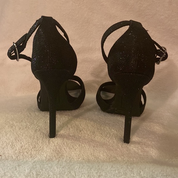 Strappy high heels - Picture 3 of 5